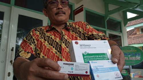 Didik Eka tunjukan obat untuk Malaria (foto : Joko Pramono/Jatimtimes)