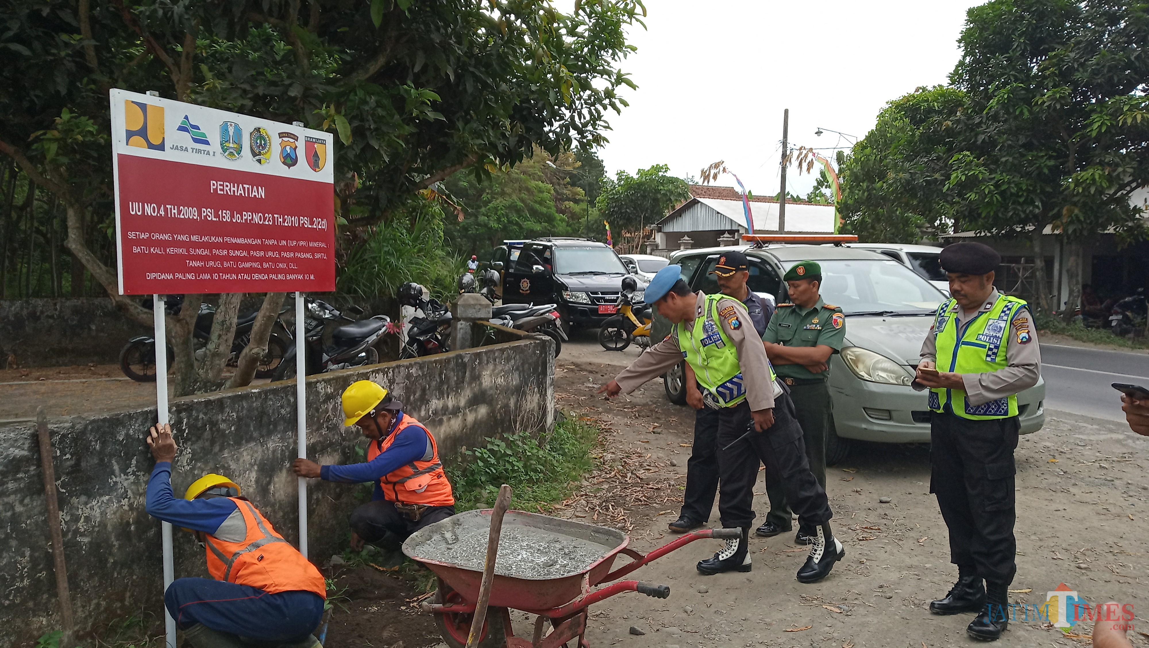 Disaksikan TNI-Polri, dan Satpol PP PJT memasang papan larangan penambangan pasir ilegal di tepi Kali Brantas (foto : Joko Pramono/Jatim Times)