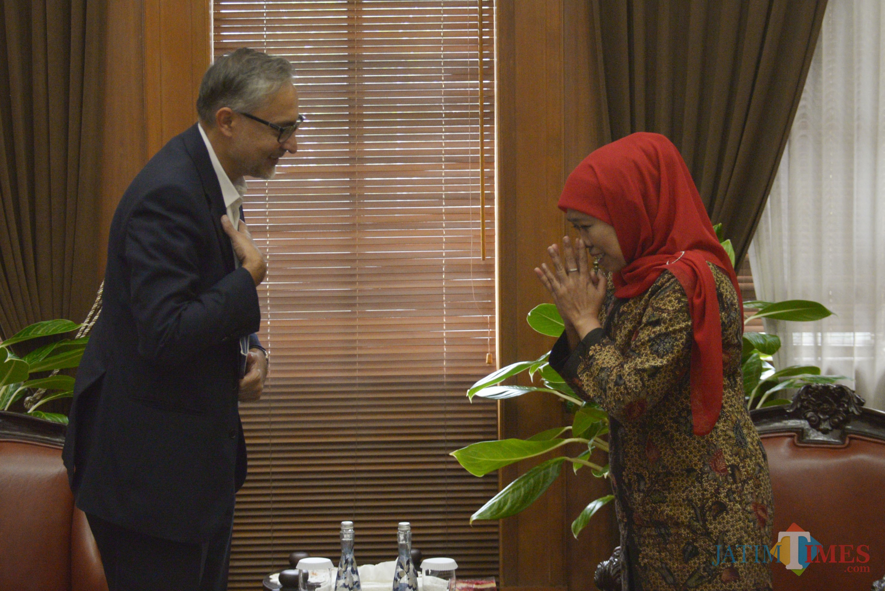 Gubernur Khofifah ketika menerima kunjungan Duta Besar Inggris