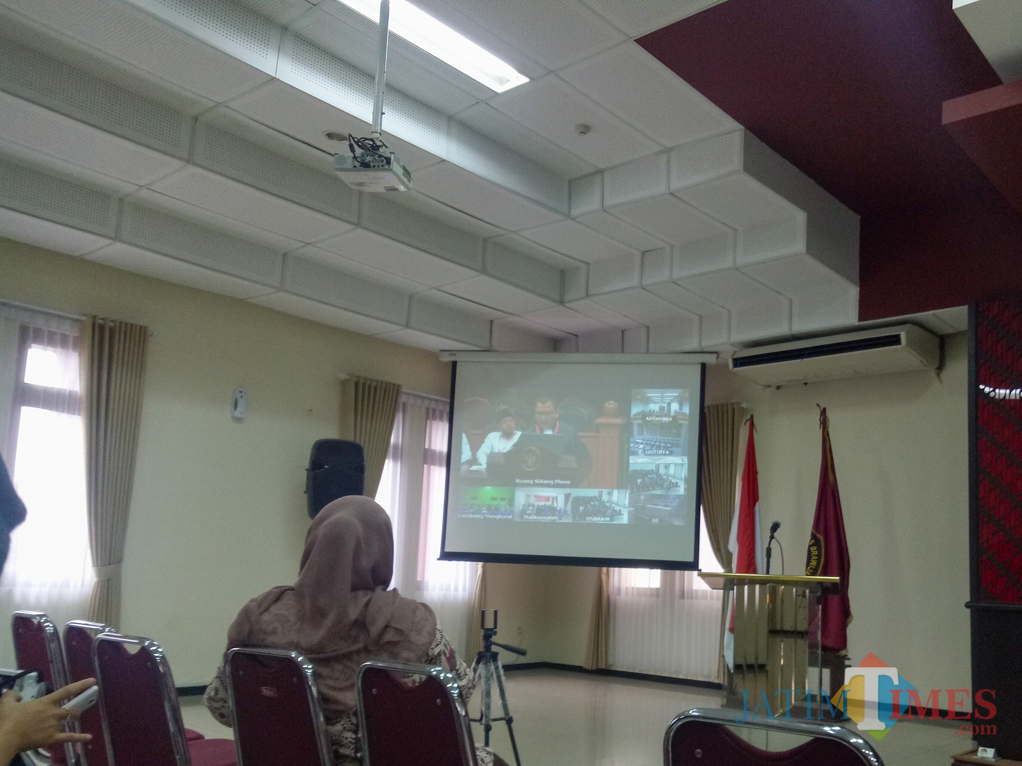 Pembacaan tuntutan paslon 02 melalui video conference di Fakultas Hukum UB. (Foto: Imarotul Izzah/MalangTIMES)