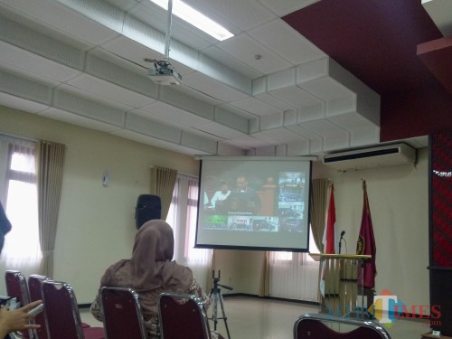 Pembacaan tuntutan paslon 02 melalui video conference di Fakultas Hukum UB. (Foto: Imarotul Izzah/MalangTIMES)