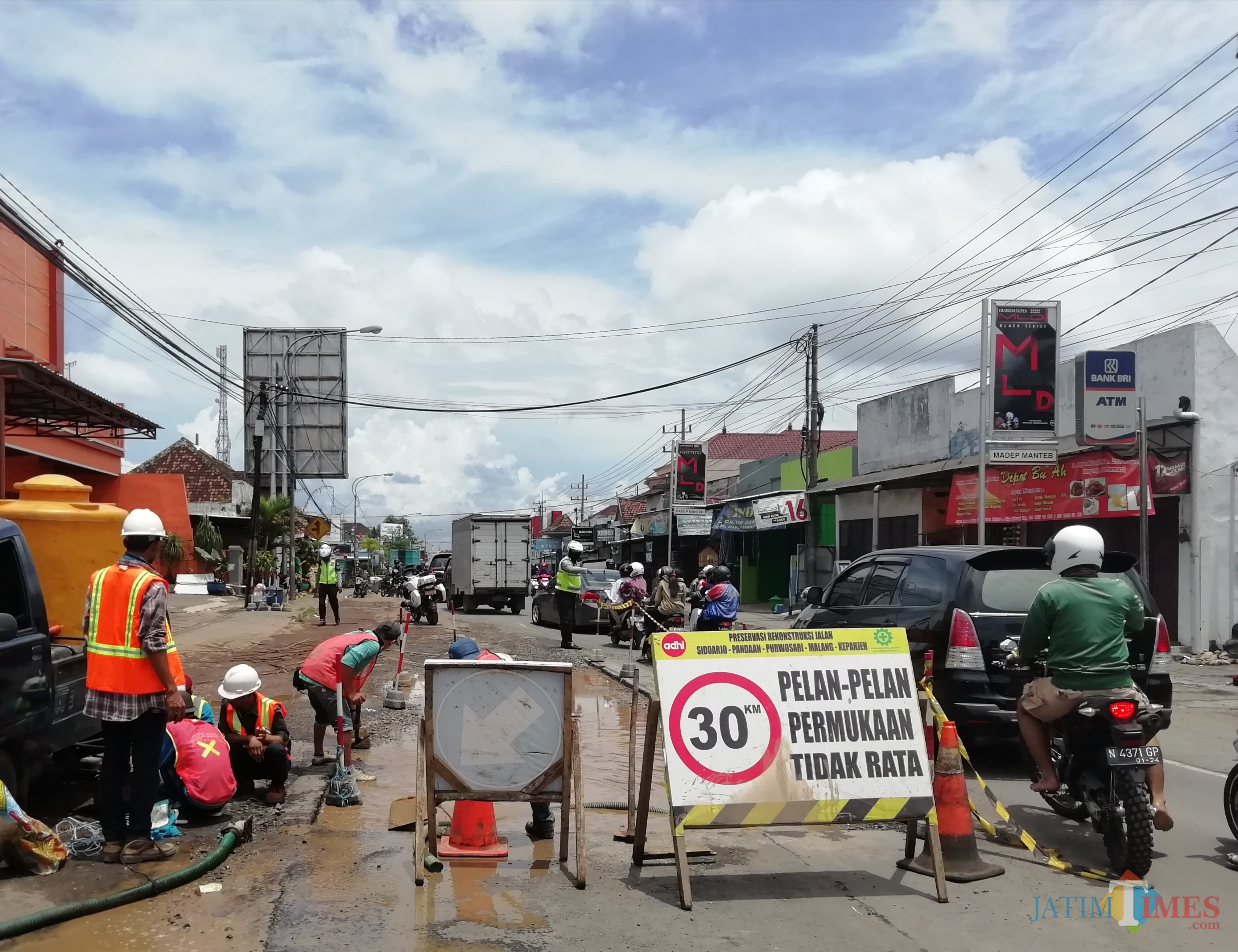 Pembangunan jalan di wilayah Kabupaten Malang yang terus mengalami perubahan fungsi karena proyek jalan nasional dan lainnya. (Nana)