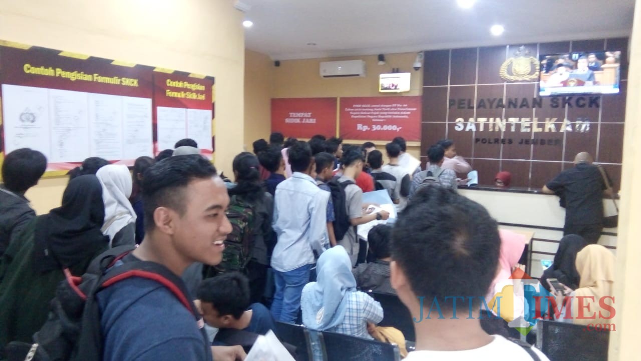 Warga saat mengurus SKCK di ruang Satintelkam (foto : Moh. Ali Makrus / JatimTIMES)