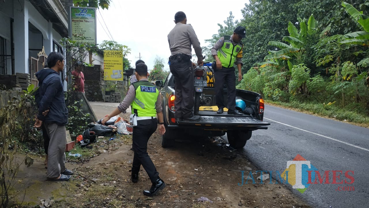 Polisi mengevakuasi korban laka dan kendaraan yang terlibat kecelakaan di Brongkos Kesamben