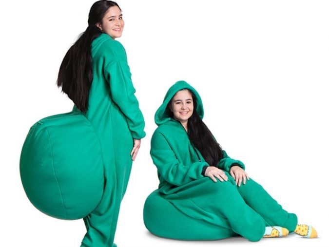 Salah satu model baju jumpsuit lengkap dengan kursi duduknya (Foto: Istimewa)
