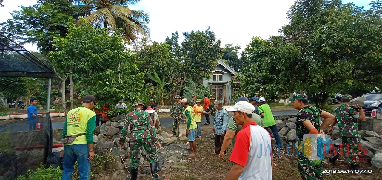 Semangat gotong royong Anggota Koramil Talun dan warga Desa Kendalrejo