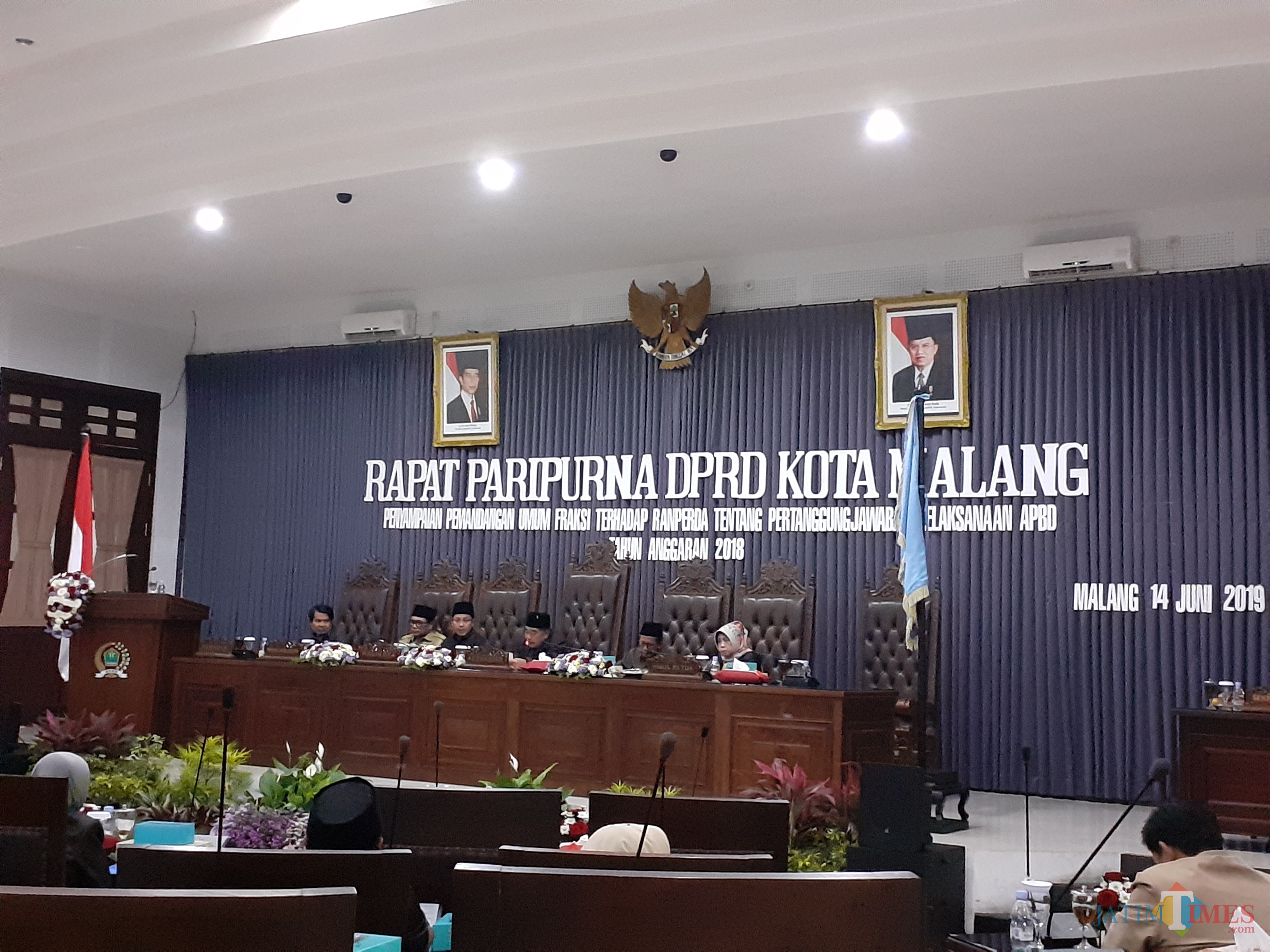 Suasana saat penyampaian pandangan fraksi dari anggota DPRD Kota Malang dalam Rapat Paripurna (Arifina Cahyanti Firdausi/MalangTIMES)