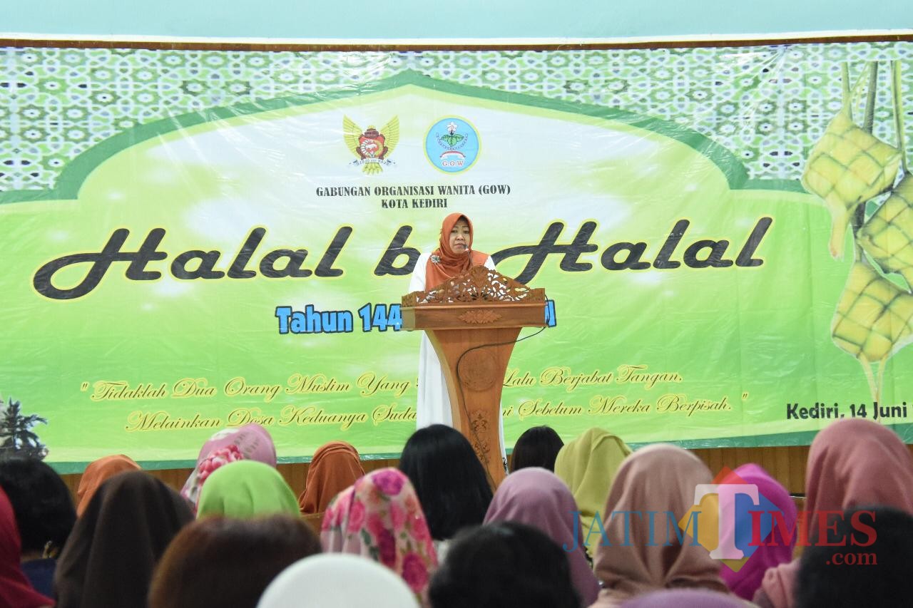 Wakil Wali Kota Kediri Lilik Muhibbah saat memberikan sambutan dalam acara halalbihalal di Pemkot Kediri. (eko Arif s /JatimTimes)