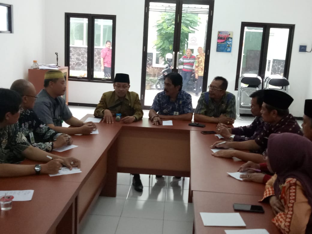 Wali Kota Malang Sutiaji (kenakan kacamata) saat memberi arahan kepada camat dan lurah di kawasan Kelurahan Lowokwaru (Humas Pemkot Malang for MalangTIMES).