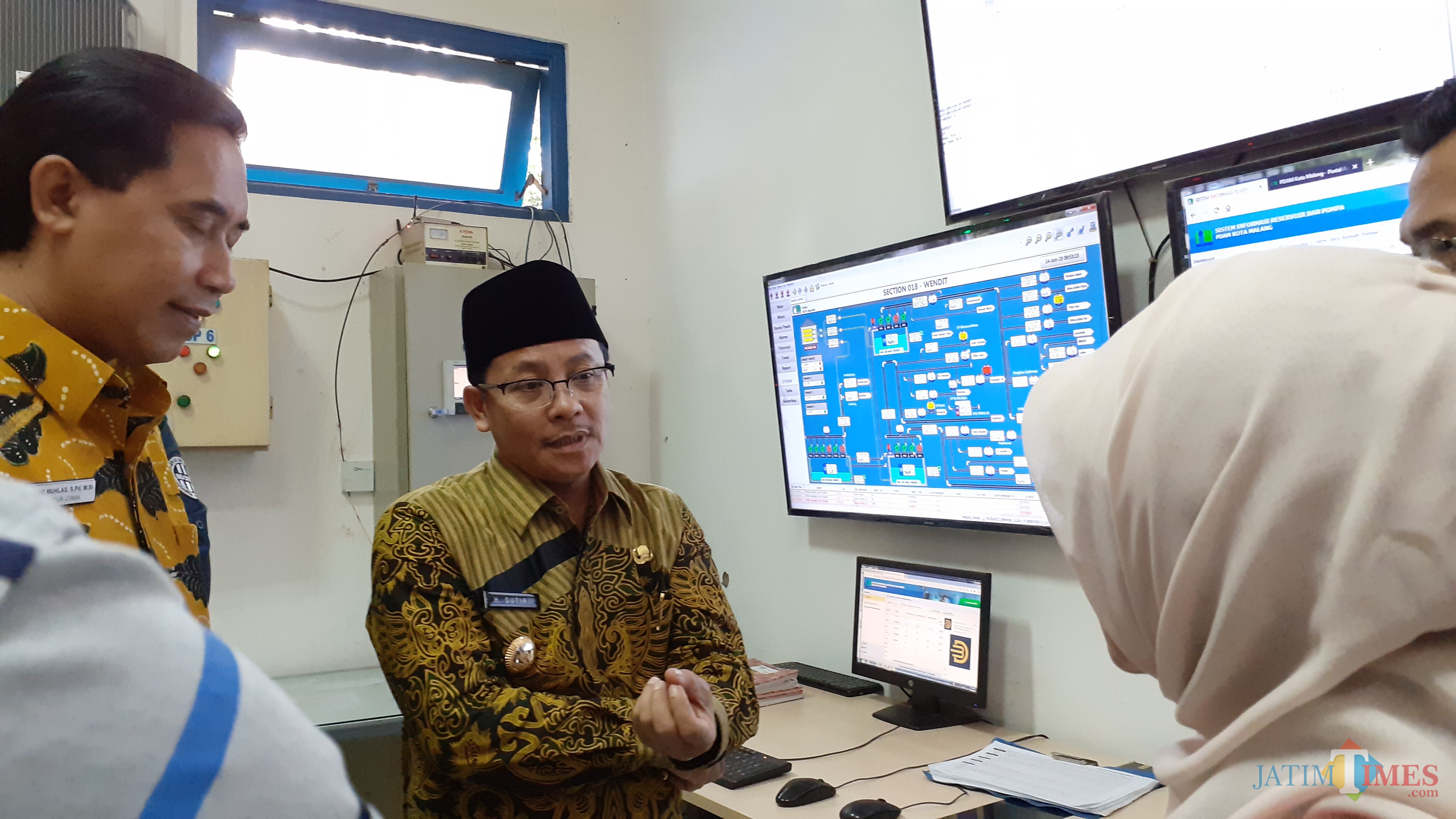 Wali Kota Malang Sutiaji (tengah) saat meninjau langsung proses aliran air di Pompa dan Sumber Air Wendit (Pipit Anggraeni/MalangTIMES).