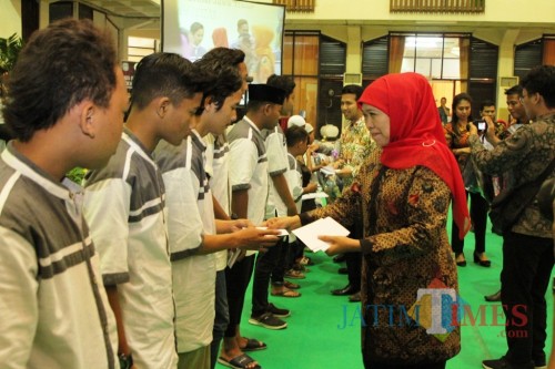 Gubernur Jatim Khofifah saat acara halal bihalal dengan Disdik Jatim