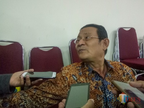 Rektor UB Nuhfil Hanani saat diwawancarai wartawan. (Foto: Imarotul Izzah/MalangTIMES)