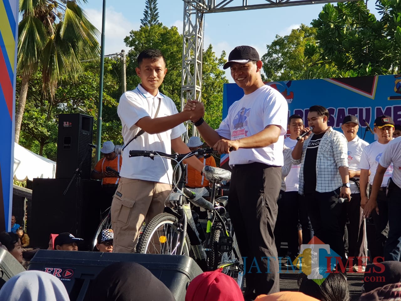 AKBP Tofik Sukendar Kapolres Tulungagung saat memberikan hadiah sepeda pada peserta senam bersama di Alun-Alun Tulungagung/ Foto : Dokpol / Tulungagung TIMES