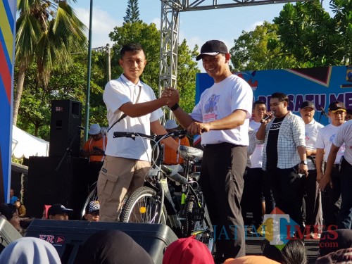 AKBP Tofik Sukendar Kapolres Tulungagung saat memberikan hadiah sepeda pada peserta senam bersama di Alun-Alun Tulungagung/ Foto : Dokpol / Tulungagung TIMES