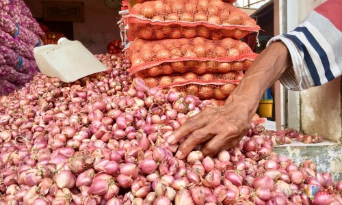 Bawang merah di pasar sayur Kota Batu. (Foto: Irsya Richa/MalangTIMES)