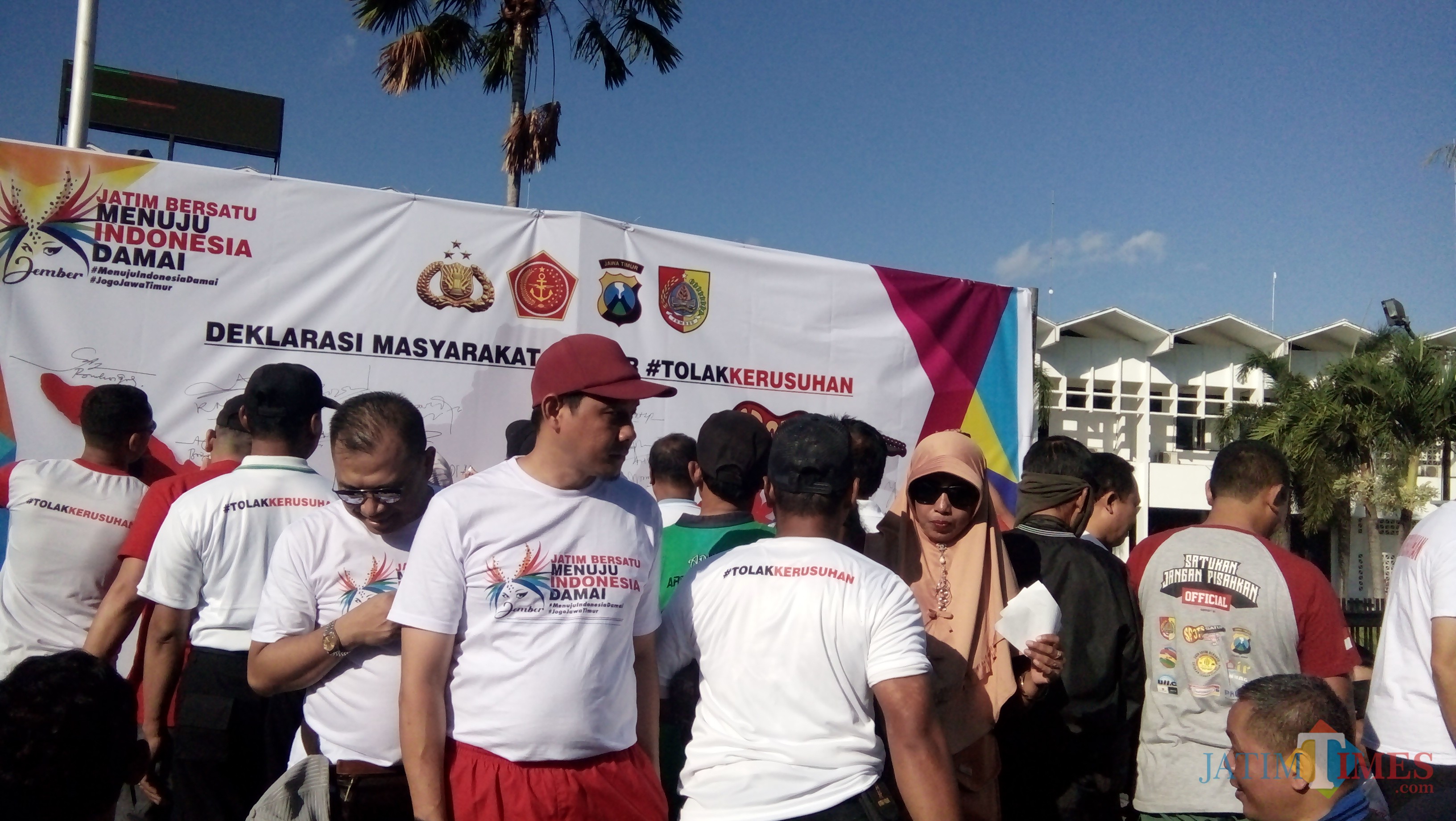 Beberapa warga saat bergantian membubuhkan tanda tangan di banner deklarasi masyarakat Jember tolak kerusuhan. (foto : Moh. Ali Makrus / Jatim TIMES)