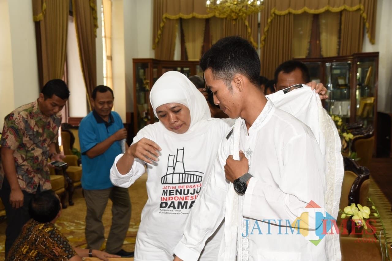 Gubernur Jatim Khofifah ketika menerima Agus Salim