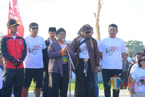 Bupati dan Forkopimda deklarasi Indonesia Damai bersama ribuan onthelis (Foto: Team BlitarTIMES)