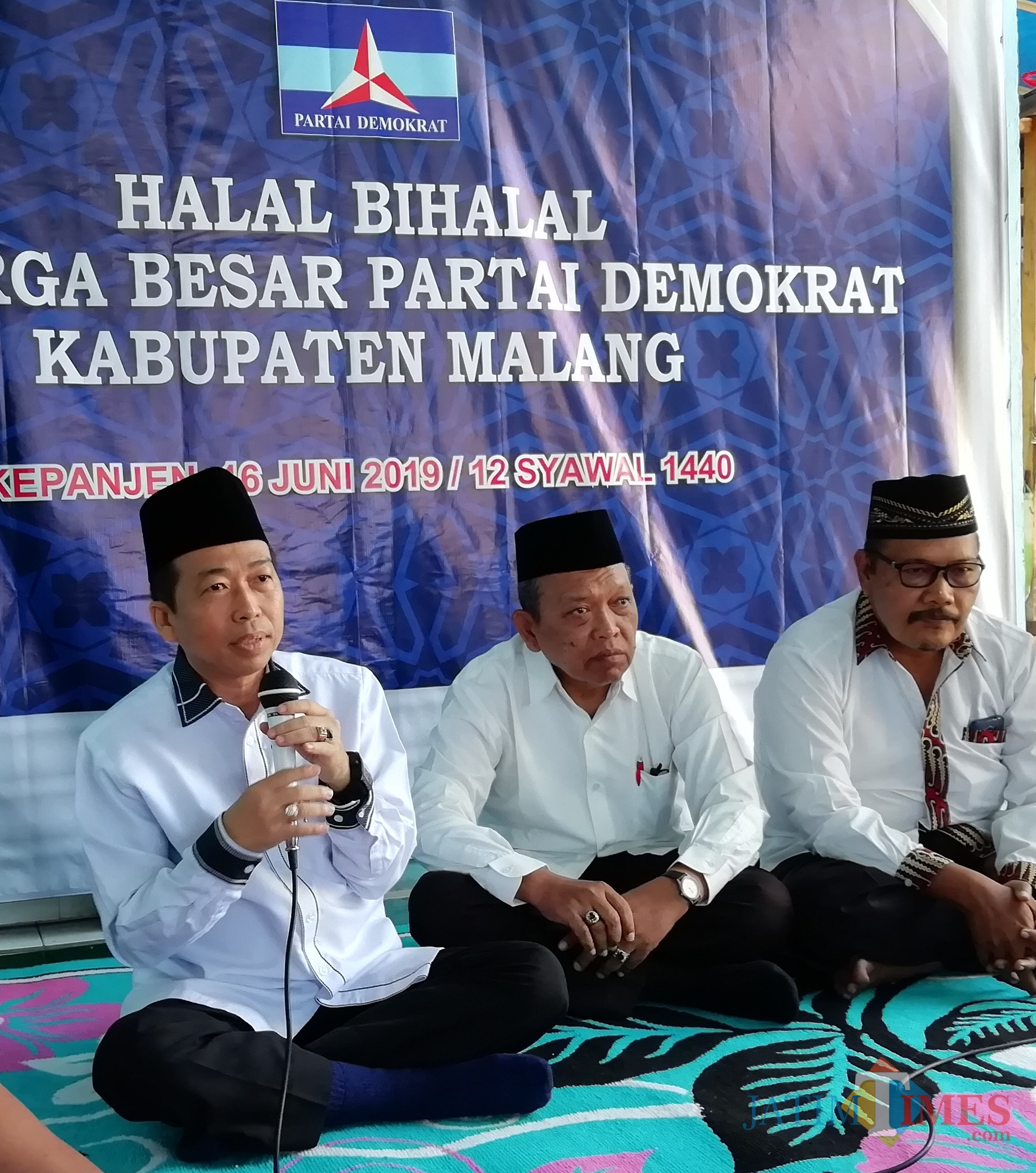 Ketua DPC Demokrat Kabupaten Malang Ir H Ghufron Marzuki (kiri) mengajak seluruh kader meng-kiblat-kan kebaikan kepada Allah (Nana)