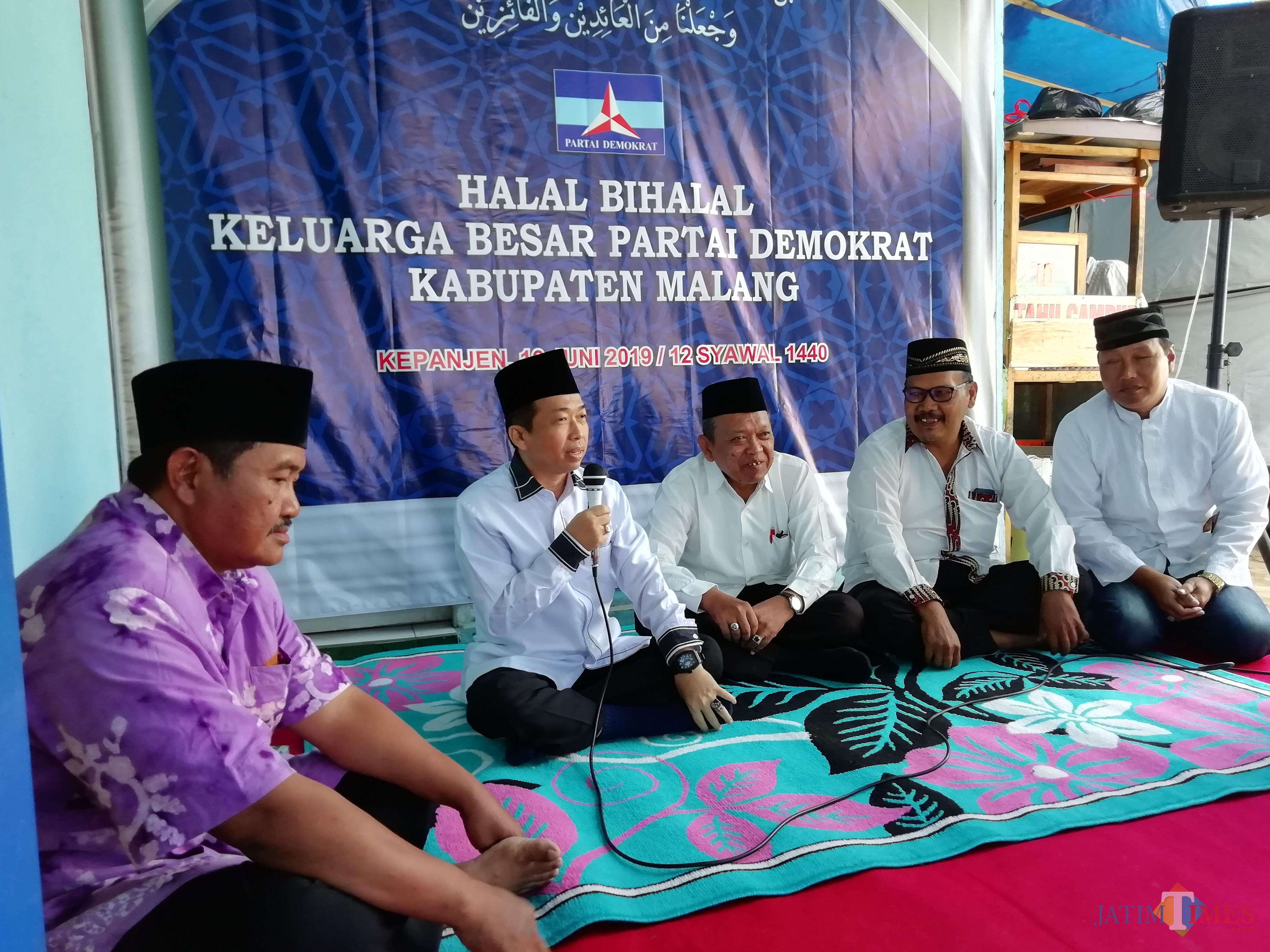 Ketua DPC Partai Demokrat Kabupaten Malang Ir H Ghufron Marzuqi (dua dari kiri) saat memberikan sambutan dalam acara halalbihalal, Minggu (16/06). (Nana)