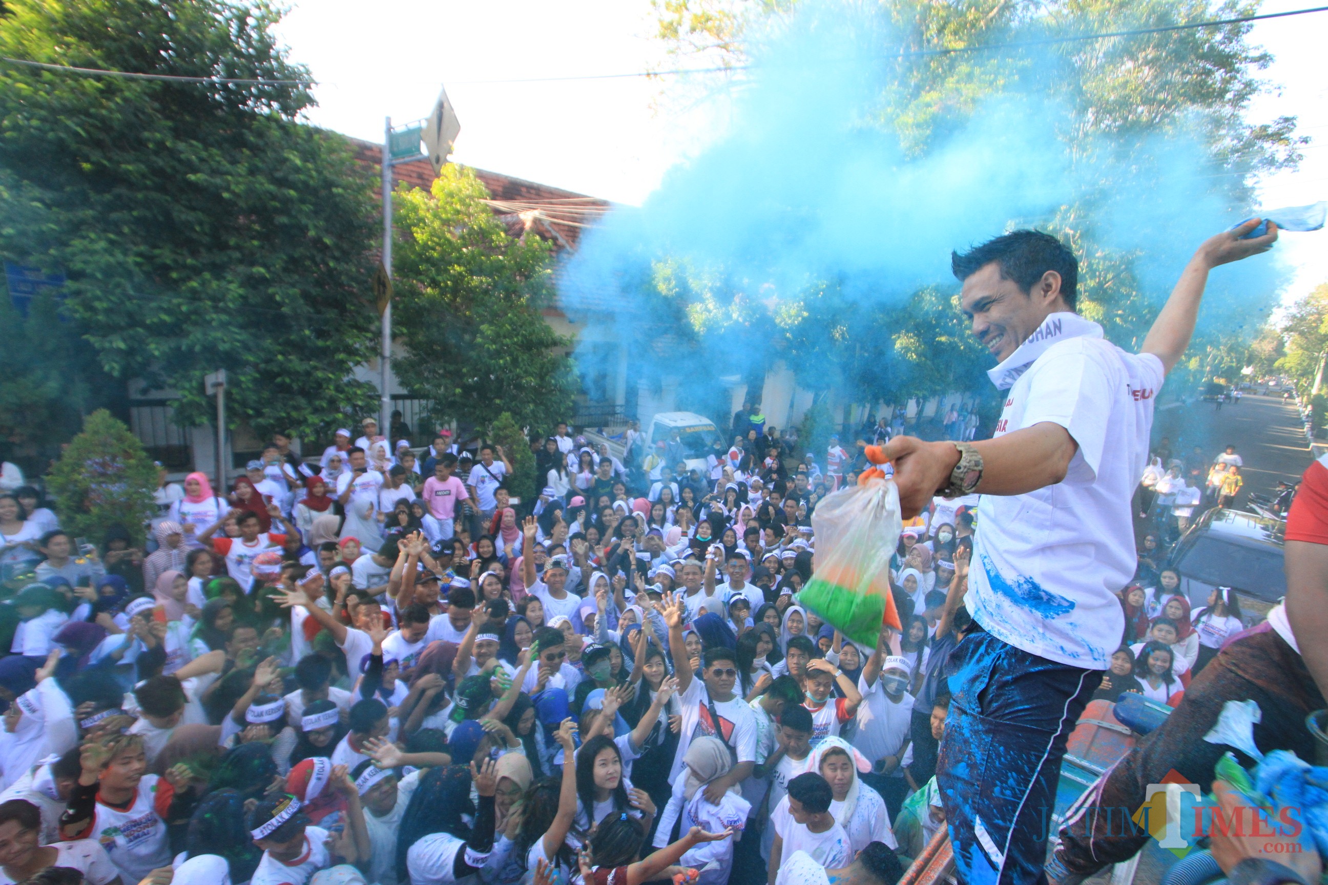 Panitia melempar bubuk warna ke peserta Color Run Kota Probolinggo (Agus Salam/JatimTIMES)
