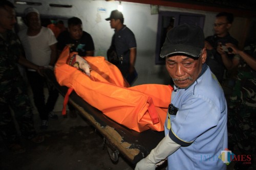 Saat jasad korban hendak dibawa ke RSUD dr Muhammad Saleh, Kota Probolinggo (foto: Salam/JatimTIMES)