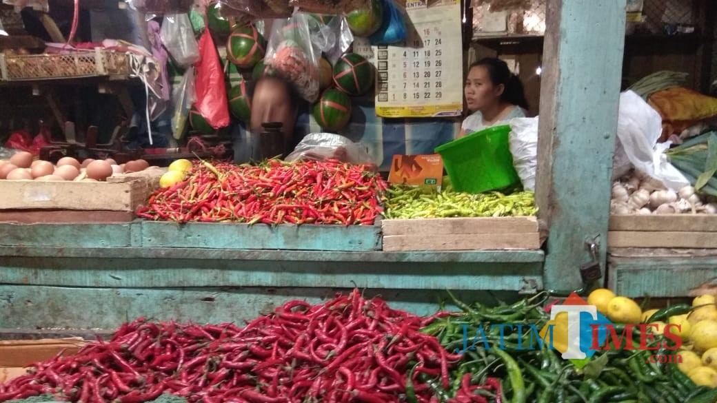Salah satu pedagang di Pasar Baru Kota Probolinggo (Agus Salam/Jatim TIMES)