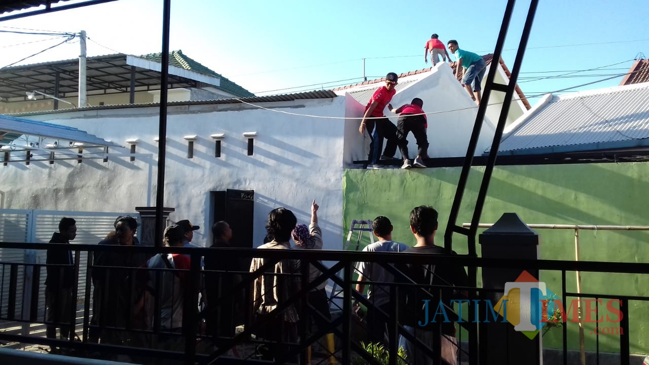 Situasi petugas saat memadamkan kobaran api kebakaran warung soto. Foto Sony Haryono / Situbondo TIMES)