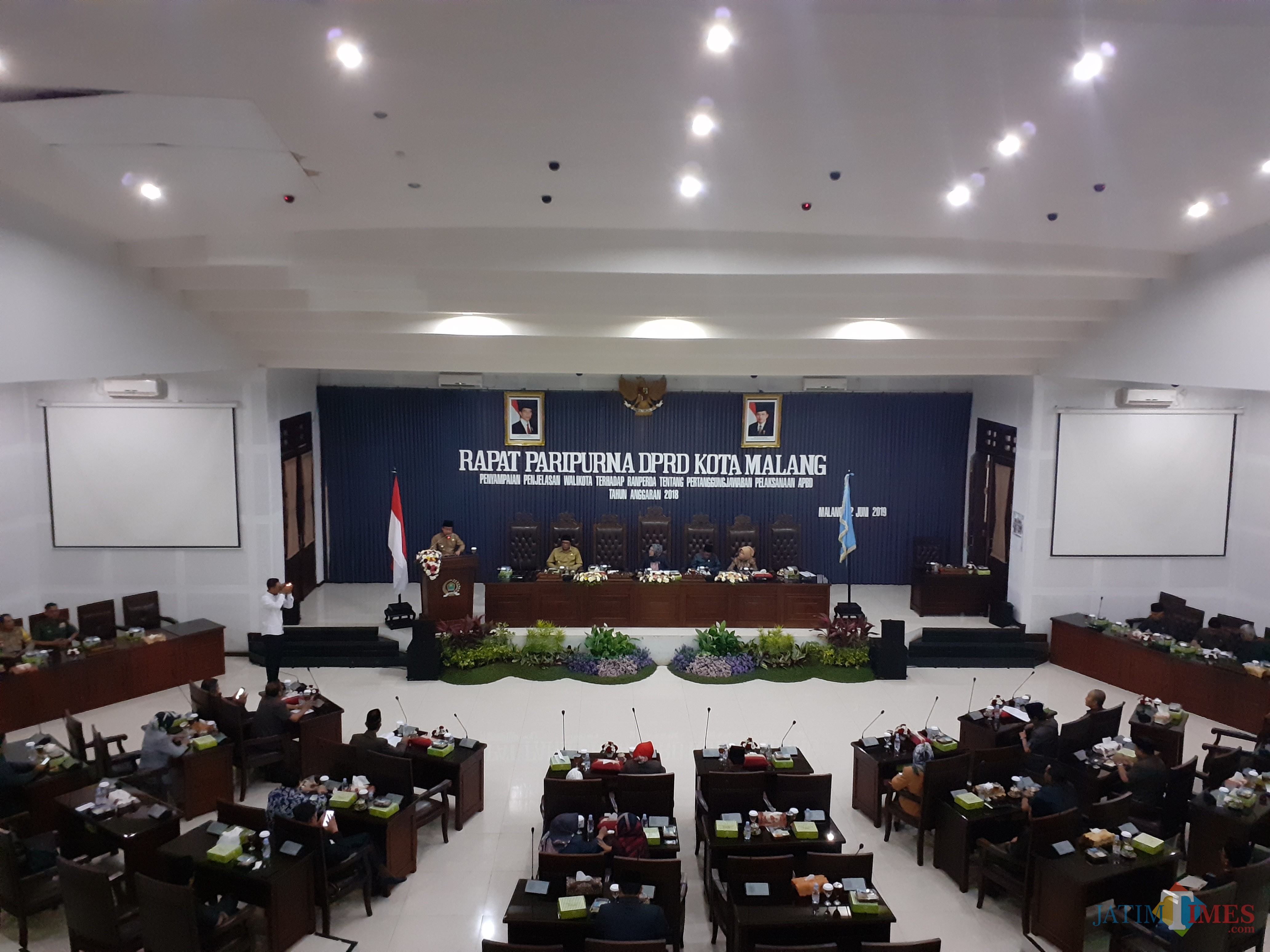 Suasana sidang paripurna di Kantor DPRD Kota Malang. (Arifina Cahyanti Firdausi/MalangTIMES)