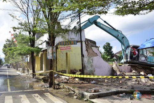 Alat berat merobohkan bangunan yang masih berdiri di lahan Pasar Pon. (Foto : Ganez Radisa)
