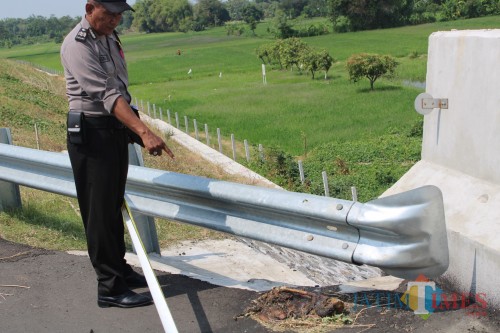 Anggota Polsek Bandarkedungmulyo saat menunjukkan potongan kaki manusia di ruas tol Solo-Kertosono Km 670. (Foto : Adi Rosul / JombangTIMES)