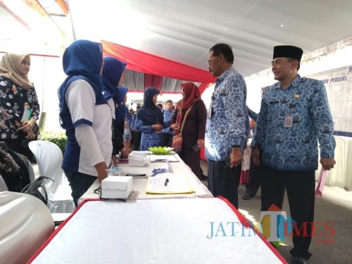 Asisten Pemerintahan dan Kesra Akhmad Husein dan Kepala Disnaker Haris S. meninjau stan mini Job Fair.(Foto : Team BlitarTIMES)