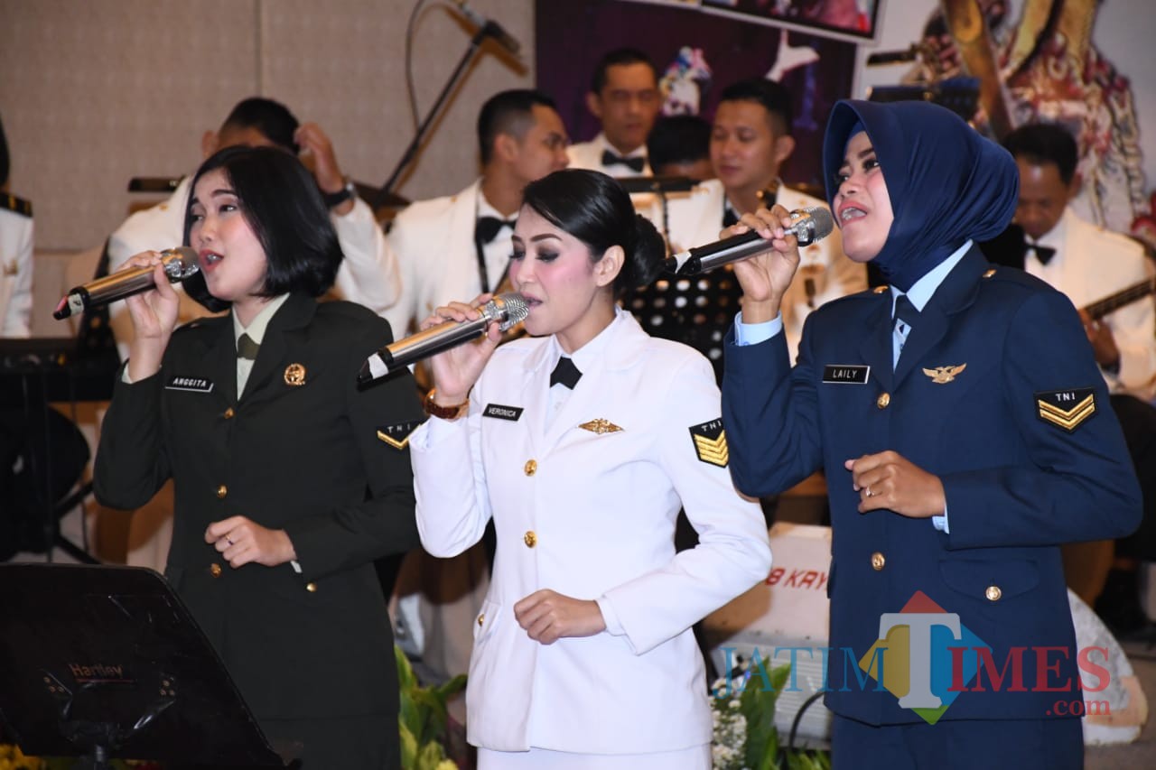 Para bintara yang ditugaskan sebagai kru orkestra dan penyanyi. (Foto: Lanud Abd Saleh for MalangTIMES)