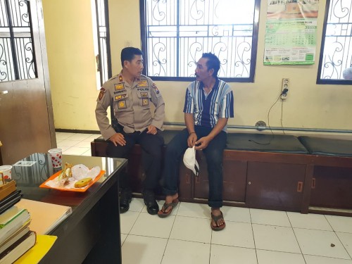 Kapolsek Klojen, Kompol Budi Harianto saat melakukan integrasi singkat terhadap oknum jukir (Polsek Klojen)