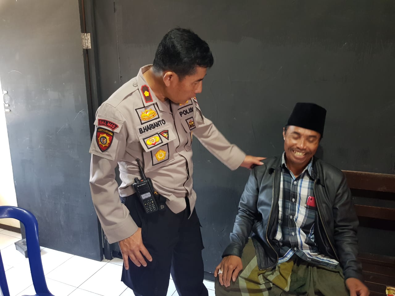 Kapolsek Klojen saat mengintrogasi singkat oknum koordinator parkir di Alun-Alun Malang (Polsek Klojen )