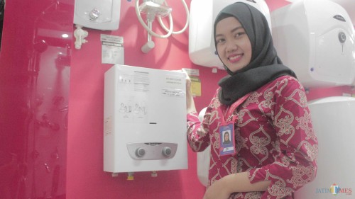 Karyawan menunjukkan pemanas air Ariston yang sedang promo diskon 48 persen di Graha Bangunan.(Foto : Aunur Rofiq/BlitarTIMES)