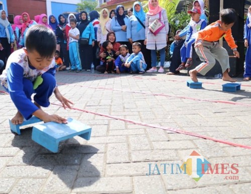 Lomba memindah dingklil sebagai ruang merangsang motorik anak-anak untuk tumbuhnya kecerdasan (Disdik for MalangTIMES)