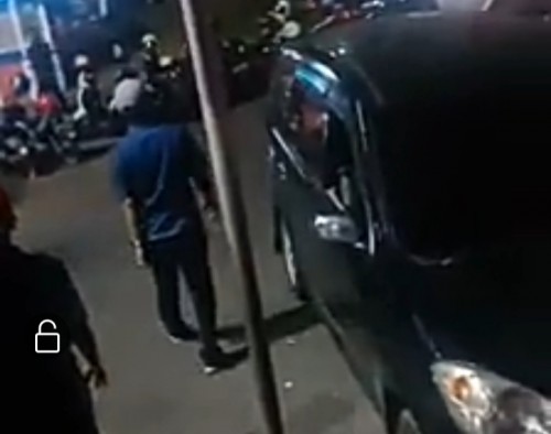 Oknum jukir berbaju biru yang diduga melakukan penarikan parkir (repro)