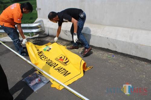 Proses evakuasi potongan kaki manusia di bahu jalan tol Kertosono-Nganjuk. (Foto : Adi Rosul / JombangTIMES)