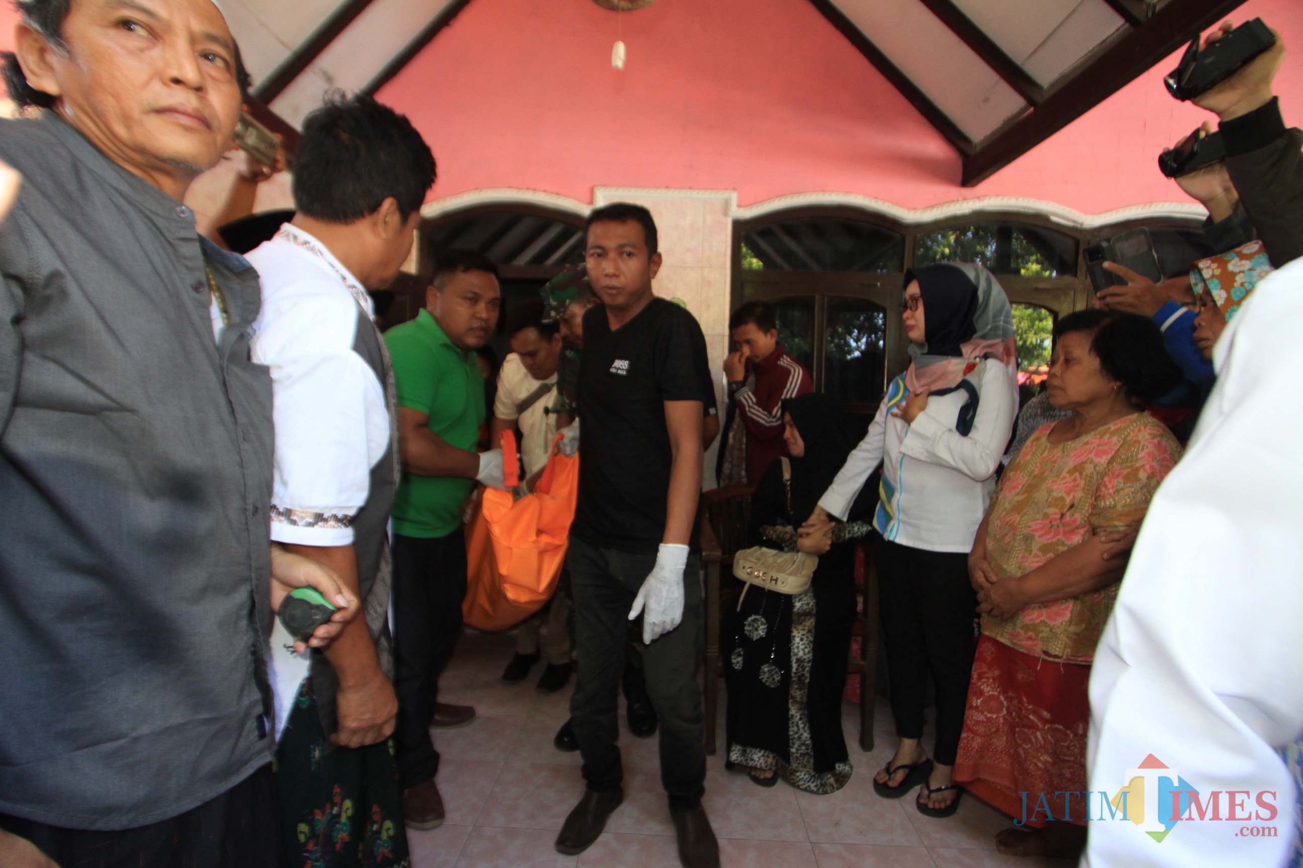 Saat jasad Endang S dievakuasi dari dalam rumahnya untuk dibawa ke RSUD dr Muhamad Saleh (Agus Salam/Jatim TIMES)