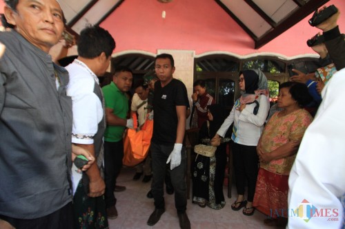 Saat jasad Endang S dievakuasi dari dalam rumahnya untuk dibawa ke RSUD dr Muhamad Saleh (Agus Salam/Jatim TIMES)