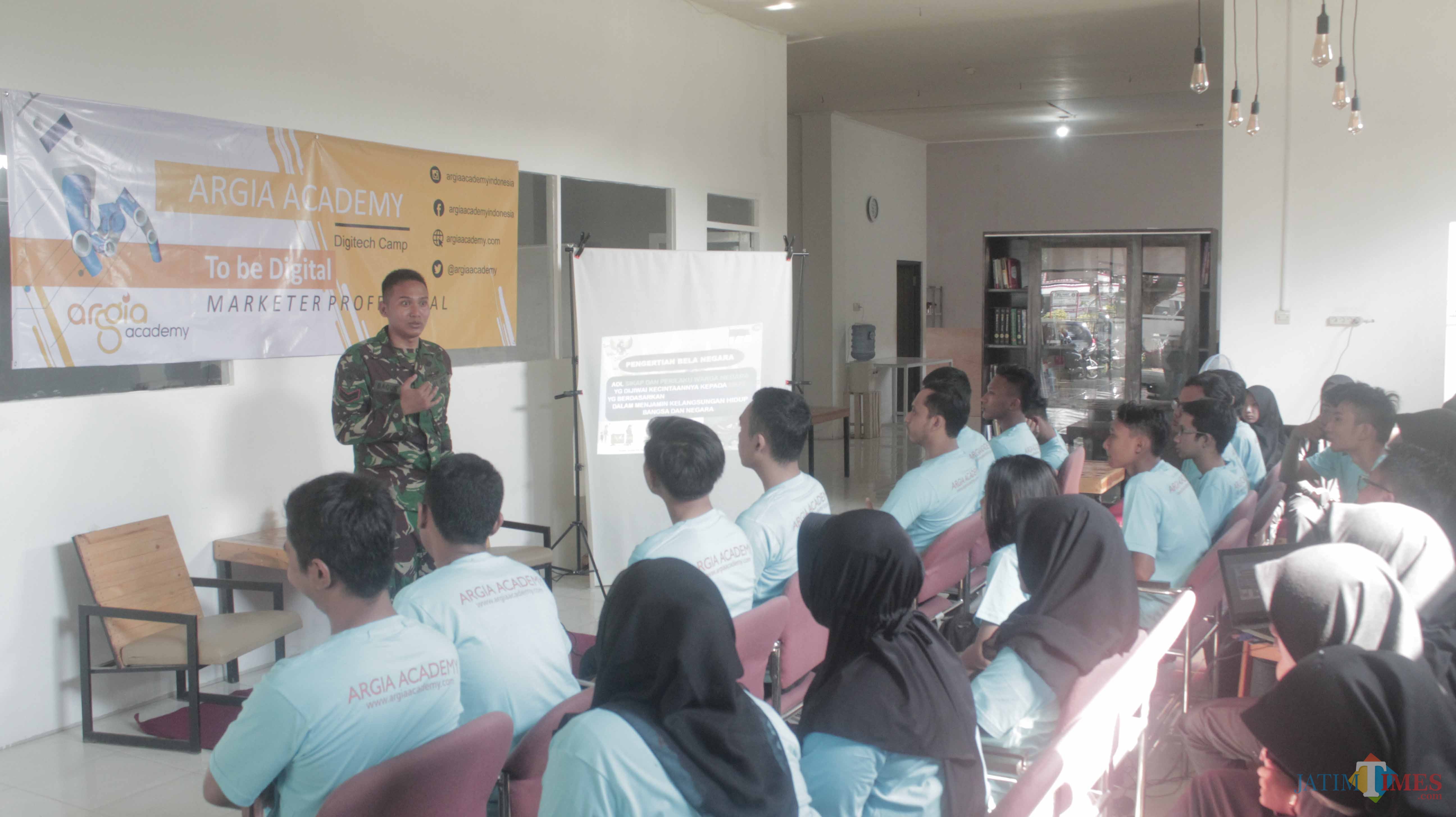 Siswa siswi Argia Academy mendapat materi wasbang dari Anggota Yonif 511/DY.(Foto : Aunur Rofiq/BlitarTIMES)