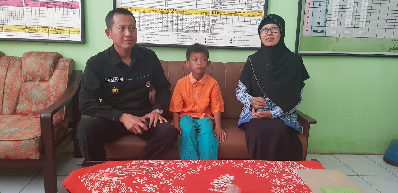 Soni diapit Kasubag Humas Polres Tulungagung AKP Sumaji dan gurunya. (ist)