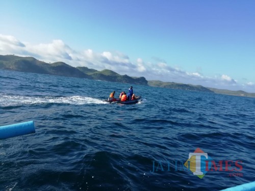 Tim SAR menyisir lautan mencari korban tenggelam di Pantai Pangi.