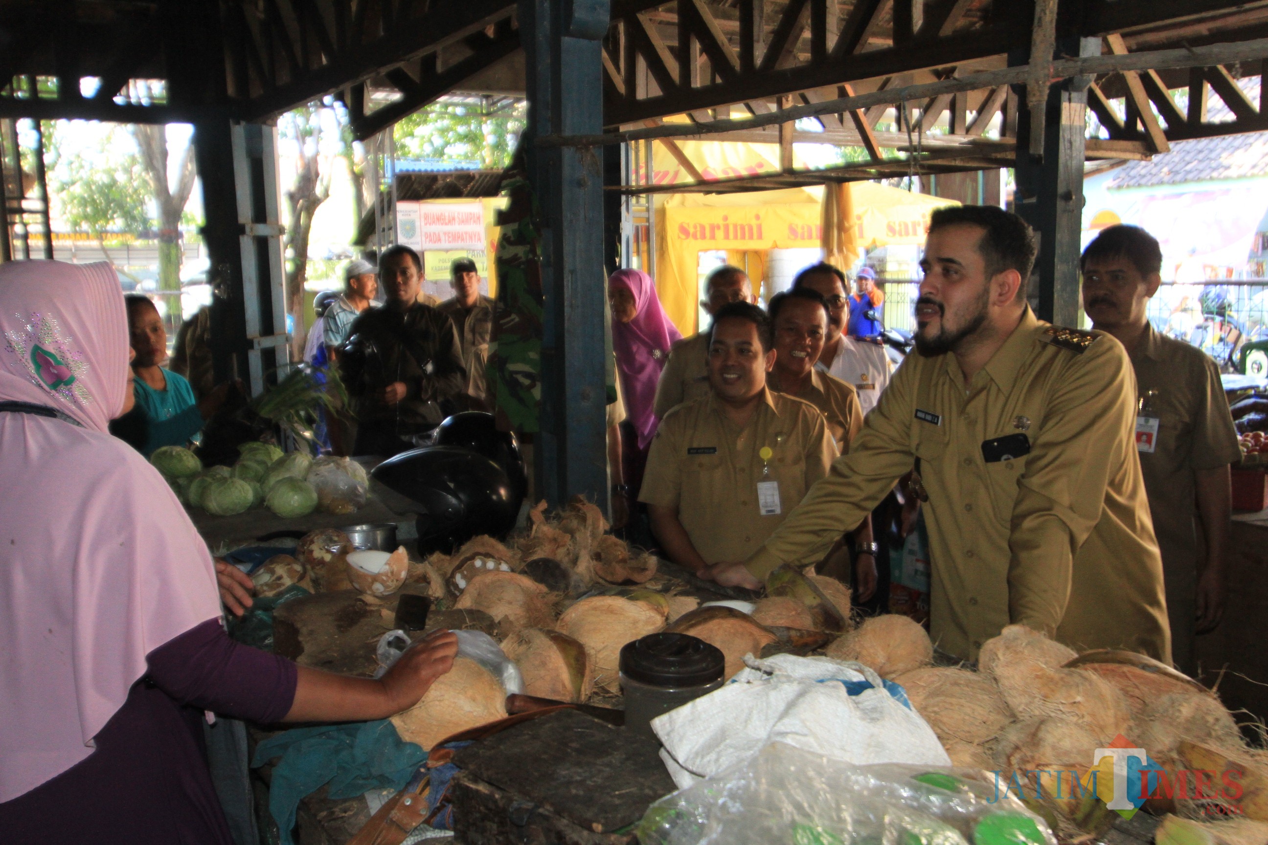 Wali Kota Probolinggo, Hadi Zainal Abidin saat meninjau Pasar Ketapang (Agus Salam/Jatim TIMES)
