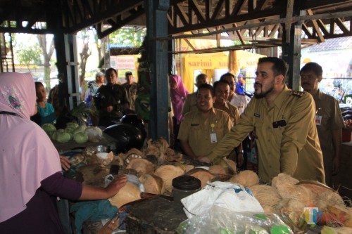 Wali Kota Probolinggo, Hadi Zainal Abidin saat meninjau Pasar Ketapang (Agus Salam/Jatim TIMES)