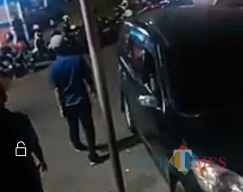 Oknum jukir berbaju biru yang diduga melakukan penarikan parkir (repro)