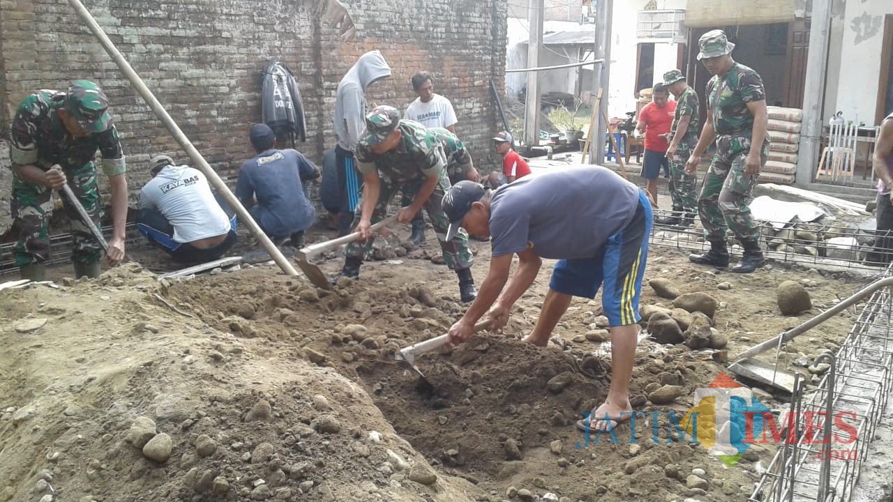 Anggota Koramil Wlingi dan warga gotong royong bangun Mushola