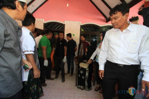 Jasad korban saat dievakuasi dari rumah korban menuju kamar mayat RSUD dr Muhammad Saleh Kota Probolinggo (Agus Salam/Jatim TIMES)