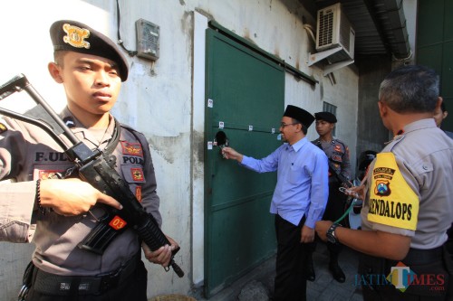 Ketua KPU Kota Probolinggo Ahmad Hudri saat membuka pintu gudang penyimpanan kotak suara(Agus Salam/Jatim TIMES)